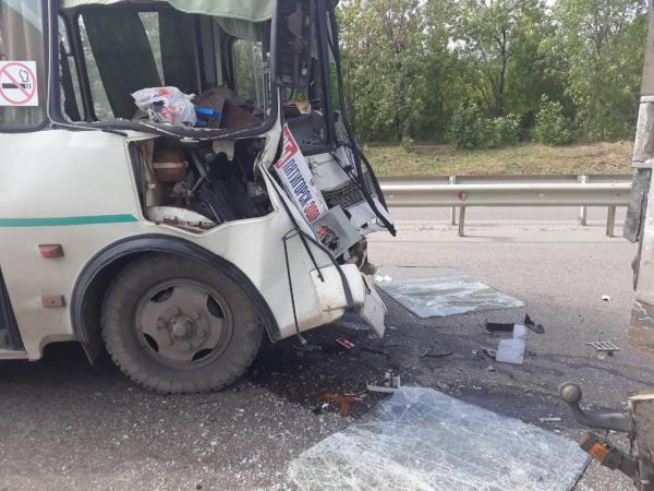В Пятигорске в аварии с фурой и автобусом пострадали люди